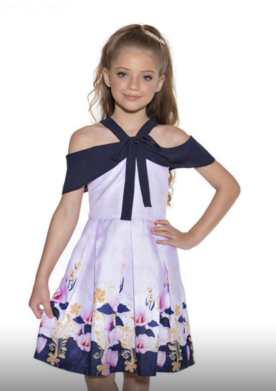 Menina vestindo vestido infantil